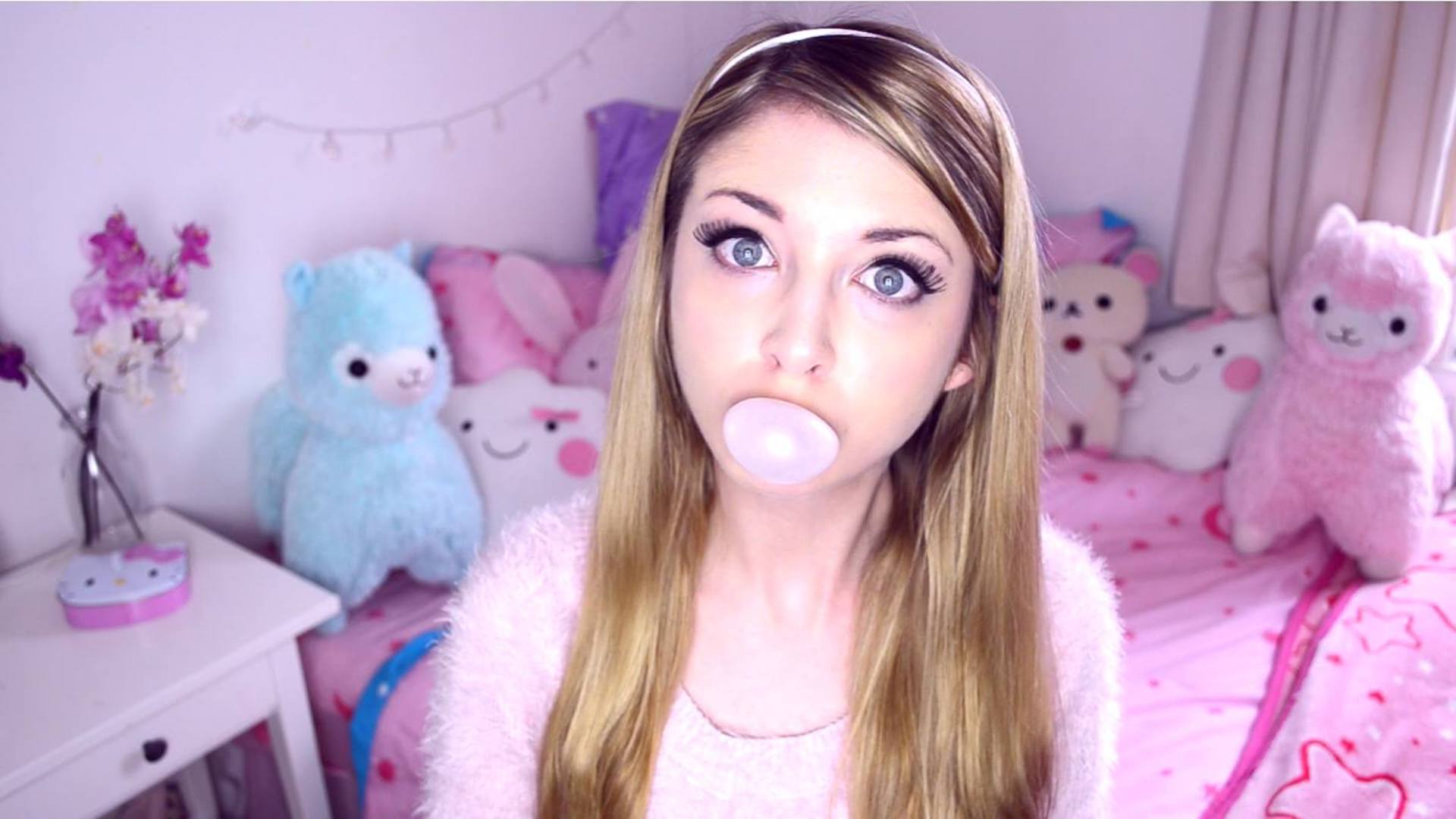 Connie Glynn chewing bubblegum