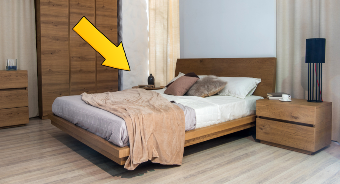An arrow pointing to a made bed