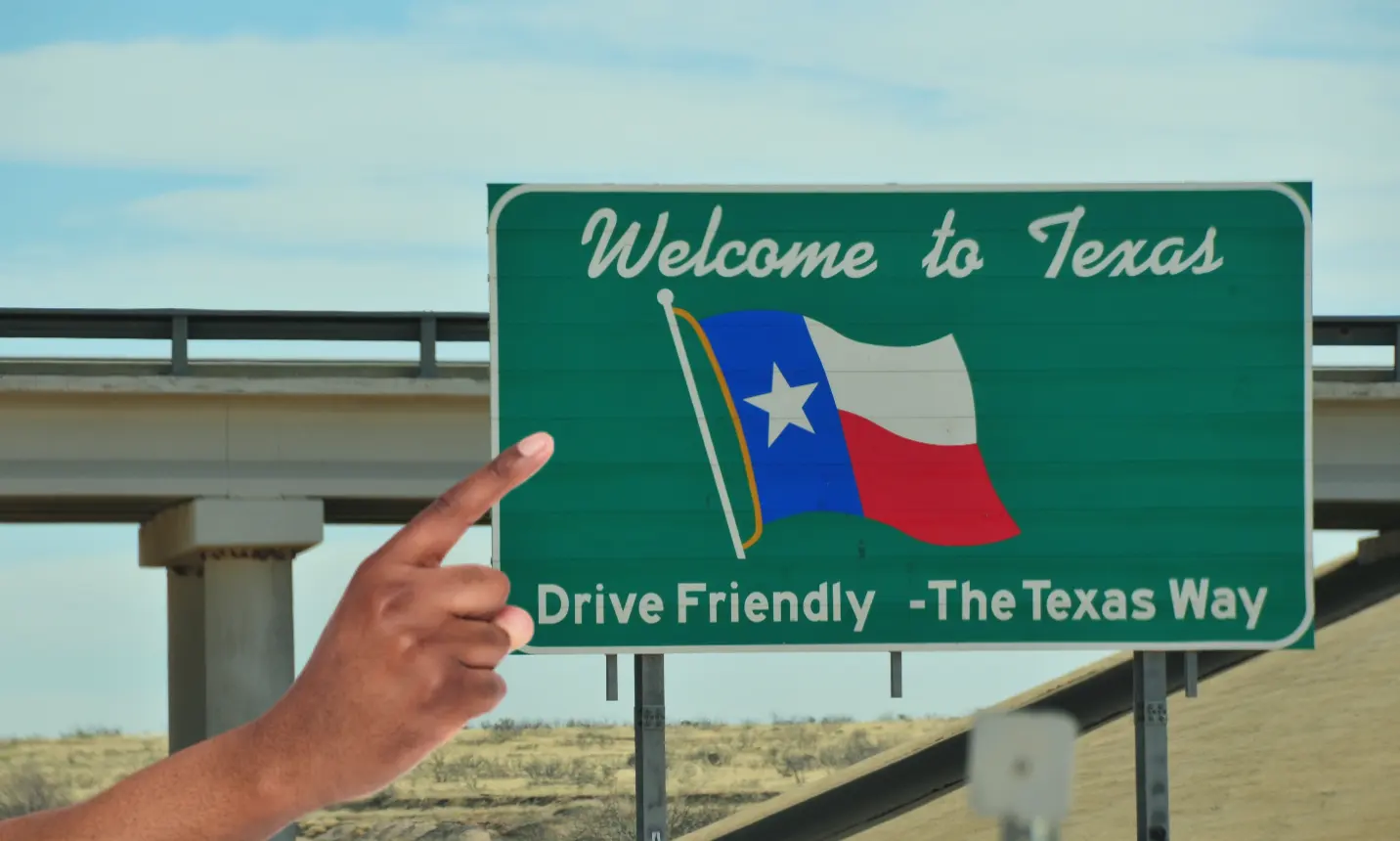A sign post welcoming people to Texas