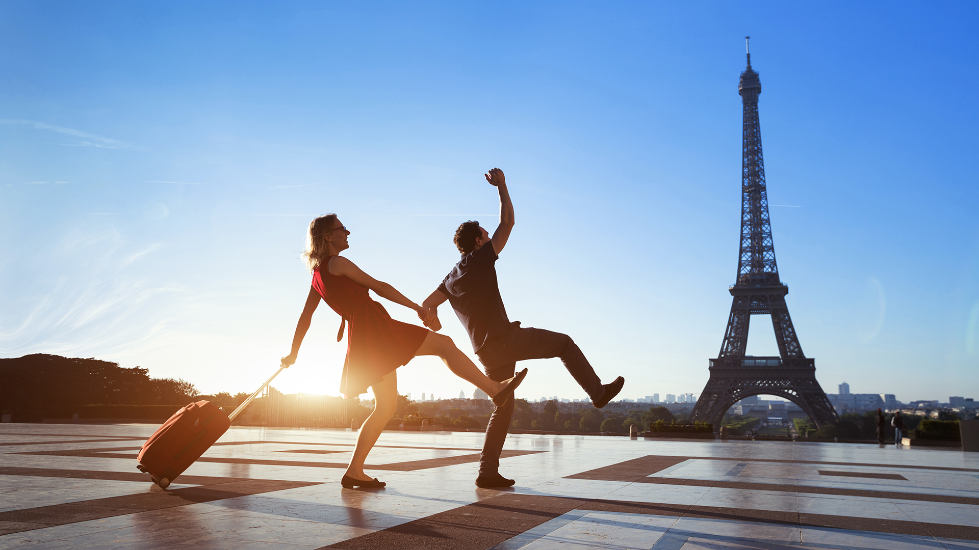 Couple in Paris dancing in front of the Eiffel Tower