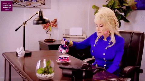 Dolly Parton drinks tea