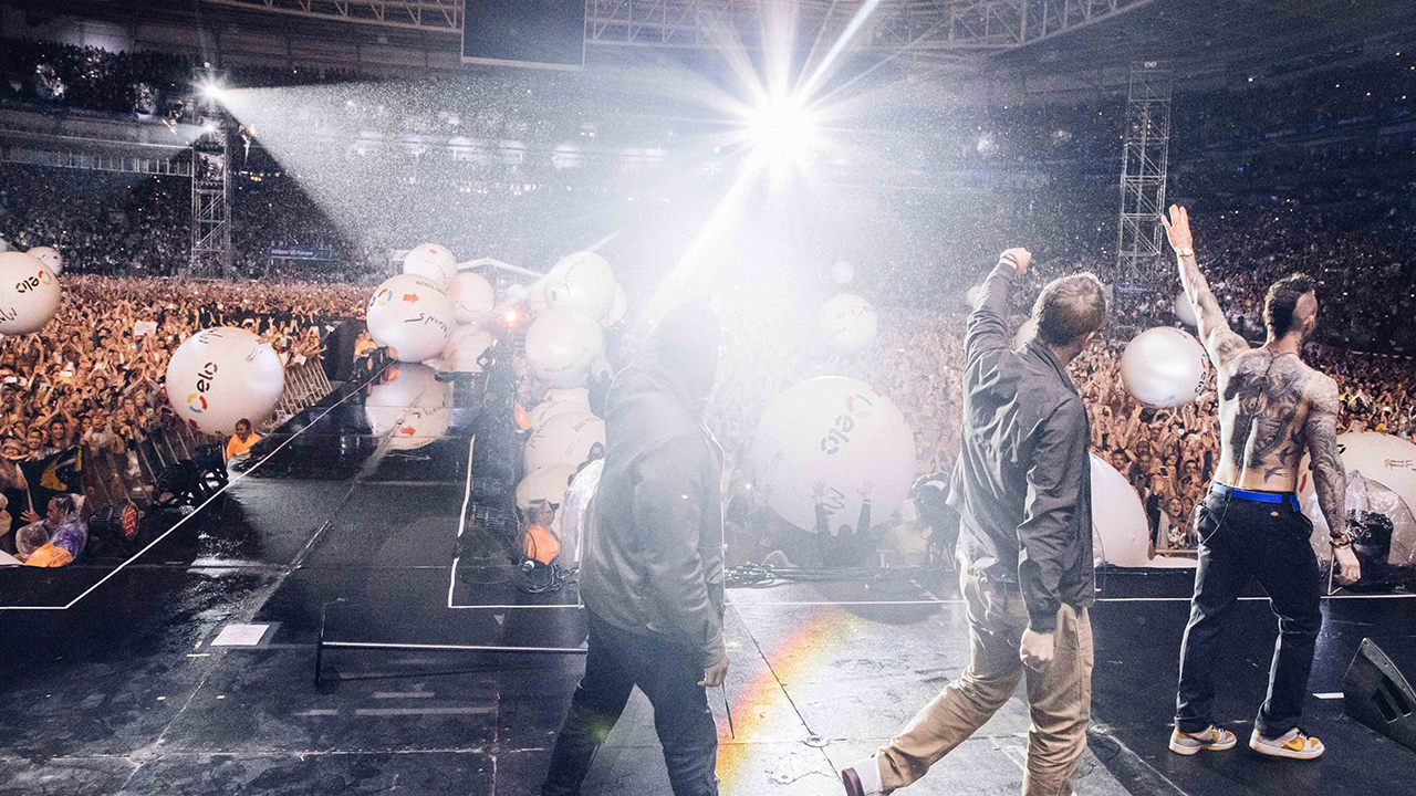 Maroon 5 onstage 